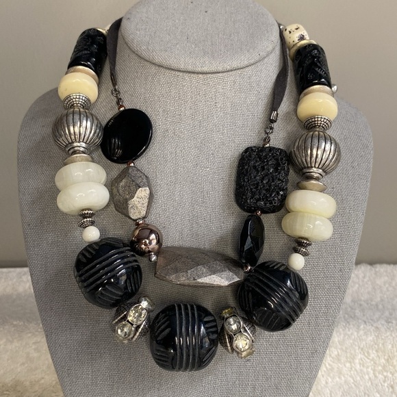 Vintage and Costume Jewelry Lot with Earrings, Necklaces, and Bracelets [1 lb] A - Picture 2 of 6